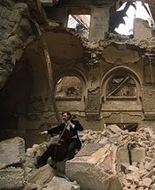 L’immagine simbolo della distruzione di Vijećnica è quella del violoncellista Vedran Samjlović, che sublima il momento suonando sulle macerie all\'interno della biblioteca